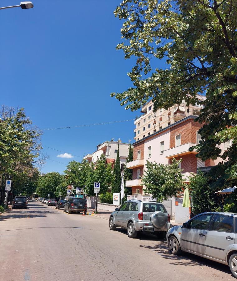 Spacious Family-Friendly Apartment In The Heart Of Bllok Tirana Buitenkant foto